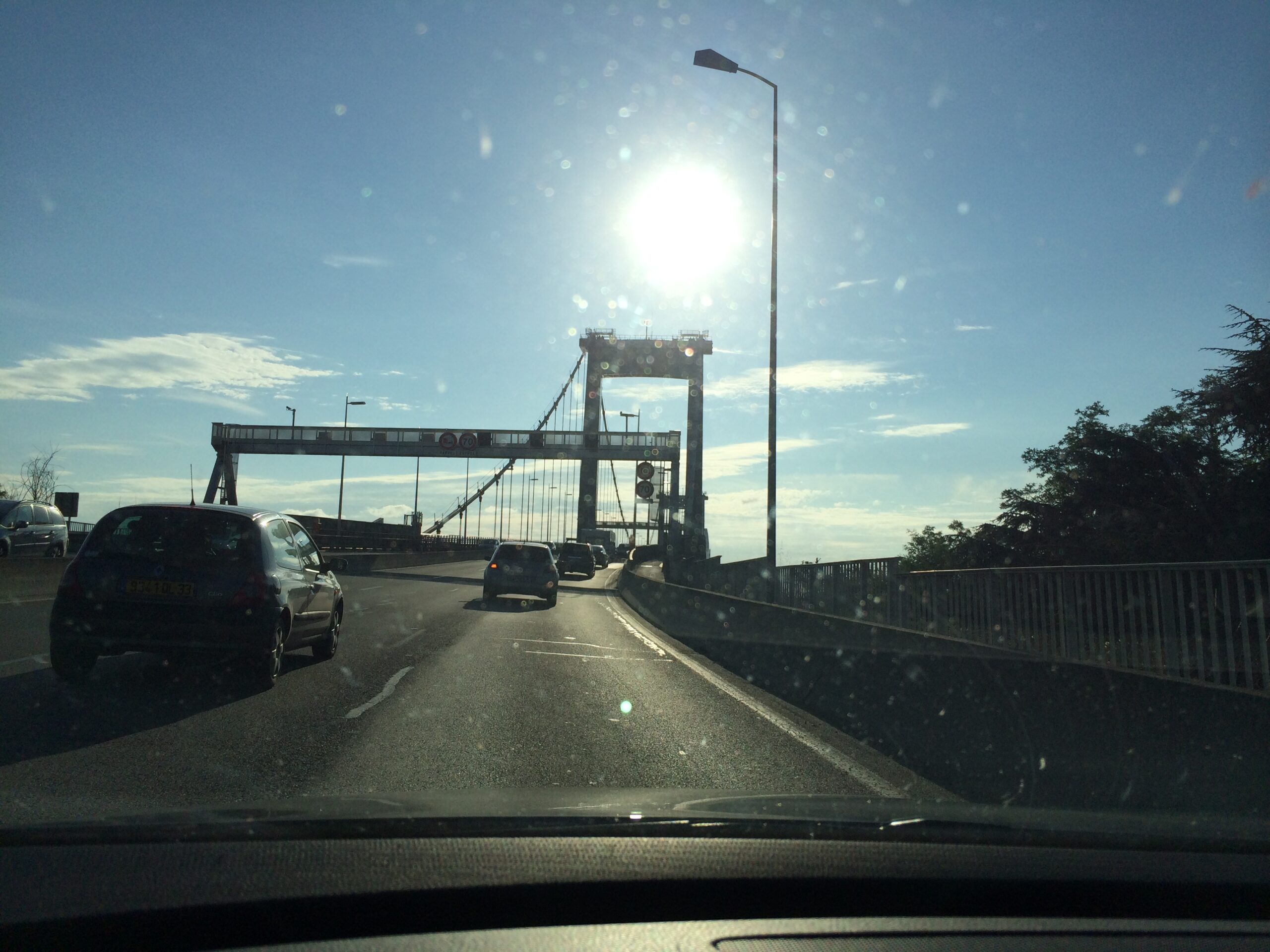Brücke über die Gironde. Was hört ihr während des Autofahrens oder in der Bahn? Podcast ? Limetime ?